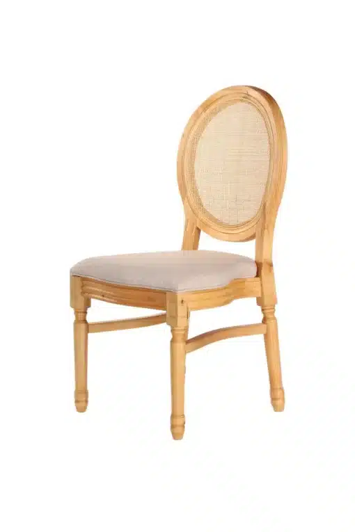כסא עץ להשכרה